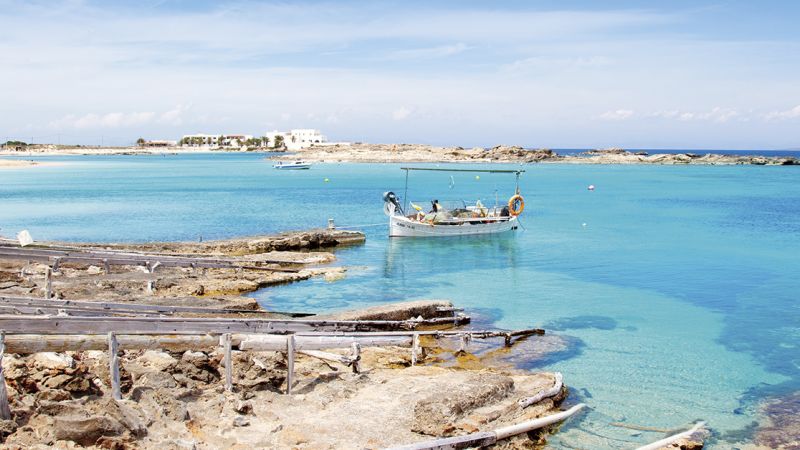 ¿Por qué deberías alquilar un barco pequeño en Ibiza?
