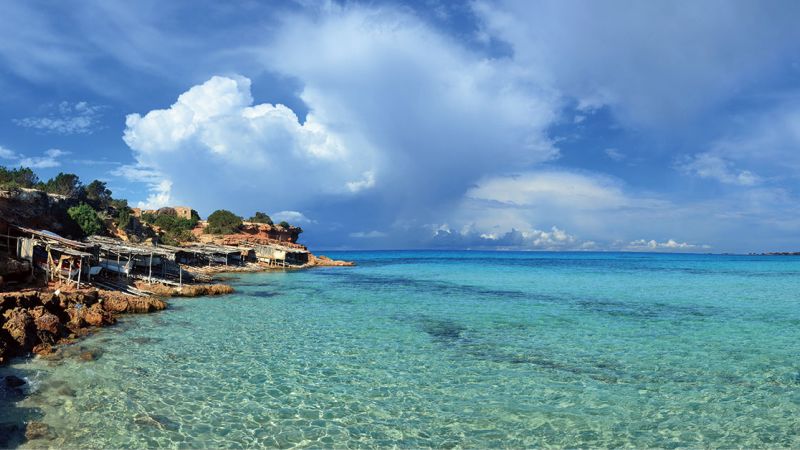Regala una aventura en el mar: ¿te animas a alquilar un barco en Ibiza?