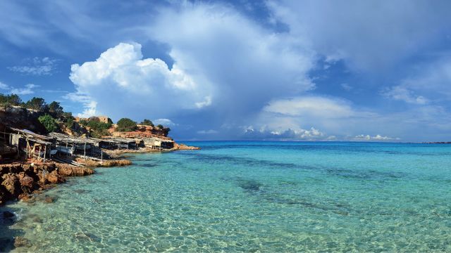 Regala una aventura en el mar: ¿te animas a alquilar un barco en Ibiza?